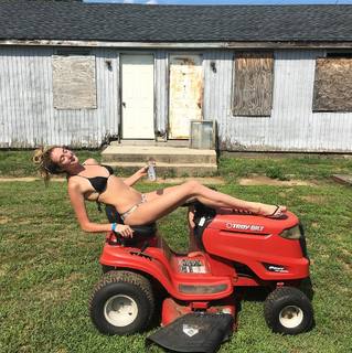 Holly Burt feet photo thumbnail