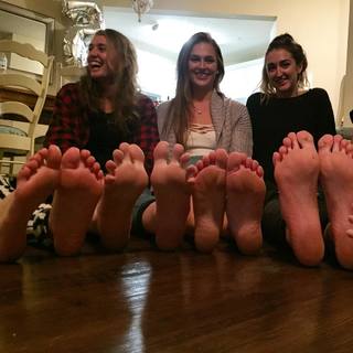 Holly Burt feet photo thumbnail