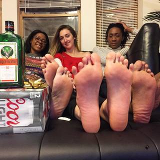 Holly Burt feet photo thumbnail