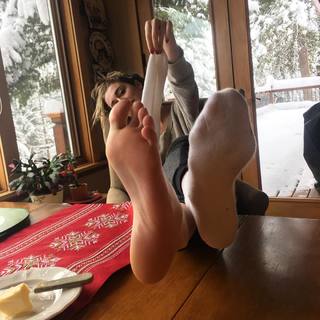 Holly Burt feet photo thumbnail