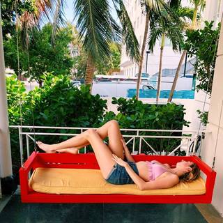 Holly Burt feet photo thumbnail