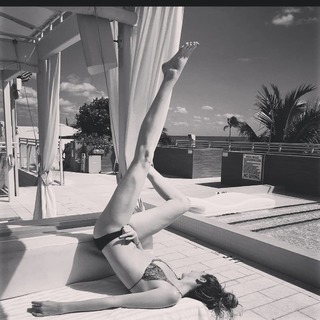 Holly Burt feet photo thumbnail