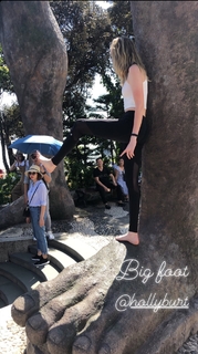 Holly Burt feet photo thumbnail