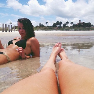 Holly Burt feet photo thumbnail