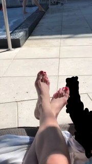 Holly Burt feet photo thumbnail