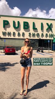 Holly Burt feet photo thumbnail