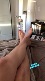 Holly Burt feet photo thumbnail