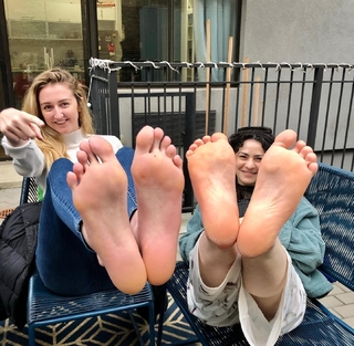 Holly Burt feet photo thumbnail