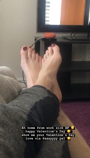Holly Burt feet photo thumbnail