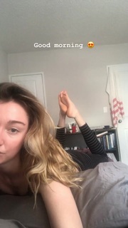 Holly Burt feet photo thumbnail