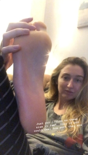 Holly Burt feet photo thumbnail