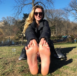 Holly Burt feet photo thumbnail