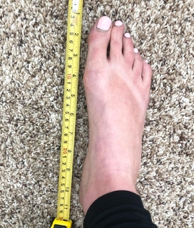 Holly Burt feet photo thumbnail