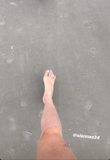 Holly Burt feet photo thumbnail