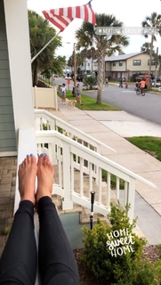 Holly Burt feet photo thumbnail