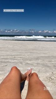 Holly Burt feet photo thumbnail