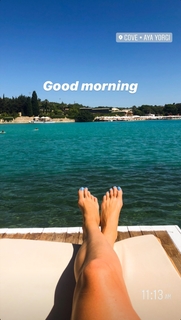 Holly Burt feet photo thumbnail