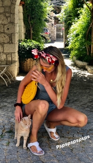 Holly Burt feet photo thumbnail