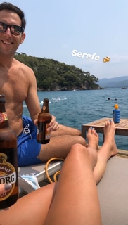 Holly Burt feet photo thumbnail
