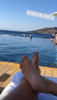 Holly Burt feet photo thumbnail