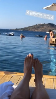 Holly Burt feet photo thumbnail