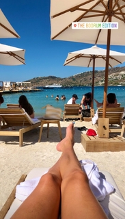 Holly Burt feet photo thumbnail
