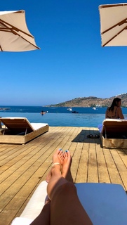 Holly Burt feet photo thumbnail