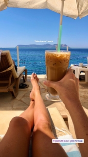 Holly Burt feet photo thumbnail