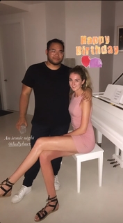 Holly Burt feet photo thumbnail