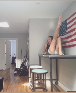 Holly Burt feet photo thumbnail