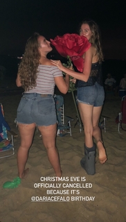 Holly Burt feet photo thumbnail