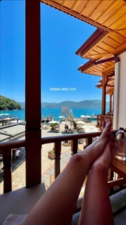 Holly Burt feet photo thumbnail