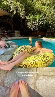 Holly Burt feet photo thumbnail