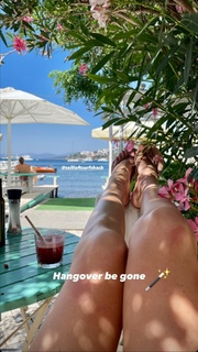 Holly Burt feet photo thumbnail