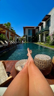 Holly Burt feet photo thumbnail