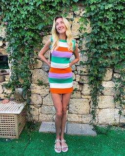 Holly Burt feet photo thumbnail