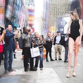 Holly Burt feet photo thumbnail