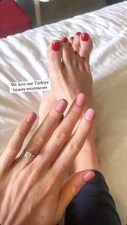 Holly Burt feet photo thumbnail