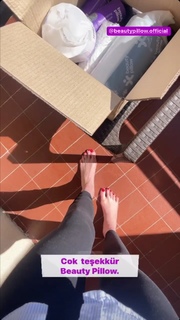 Holly Burt feet photo thumbnail