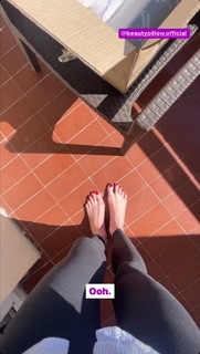 Holly Burt feet photo thumbnail