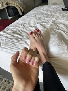 Holly Burt feet photo thumbnail