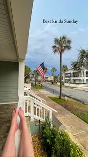 Holly Burt feet photo thumbnail
