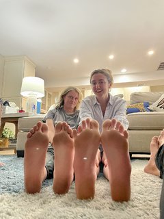 Holly Burt feet photo thumbnail