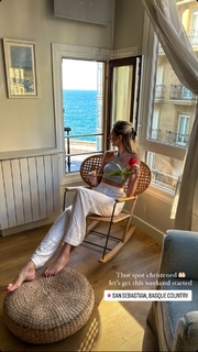 Holly Burt feet photo thumbnail