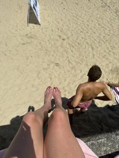 Holly Burt feet photo thumbnail
