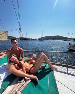 Holly Burt feet photo thumbnail