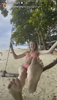 Holly Burt feet photo thumbnail