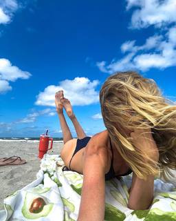 Holly Burt feet photo thumbnail