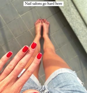Holly Burt feet photo thumbnail
