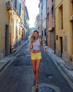 Holly Burt feet photo thumbnail